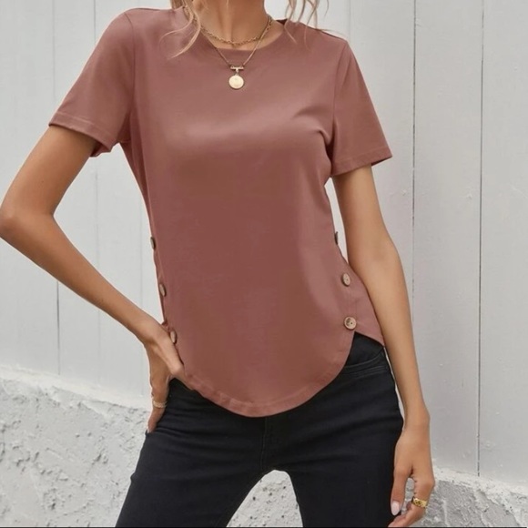 Asymmetrical hem short sleeve top - Picture 2 of 4